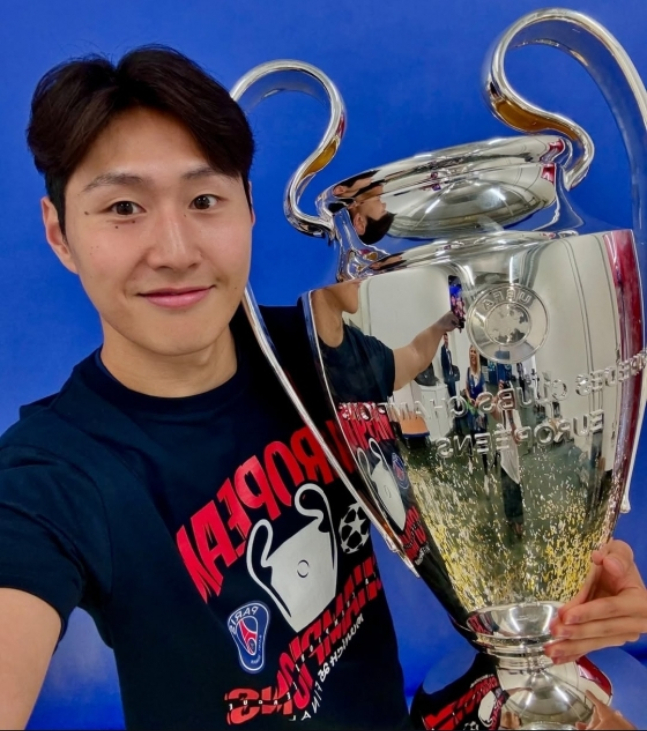 이강인이 2024~2025시즌 유럽축구연맹(UEFA) 챔피언스리그(UCL) 우승 트로피를 들고 기념 사진을 촬영하고 있다. /사진=이강인 SNS 캡처