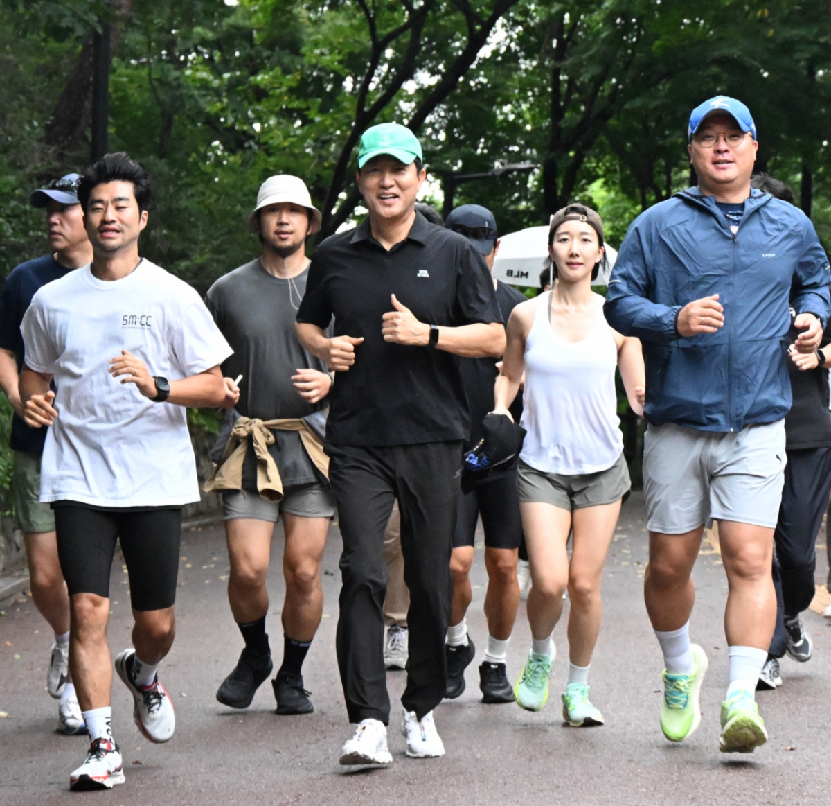 오세훈 서울시장이 15일 오전 시민과 함께 남산 북측순환로를 달리고 있다. 오 시장은 이날 국립극장~중부공원여가센터 2km 구간을 달렸다. /사진=서울시 