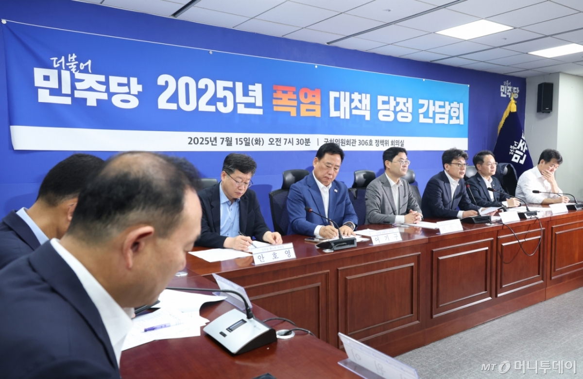 [서울=뉴시스] 고승민 기자 = 진성준 더불어민주당 정책위의장이 15일 서울 여의도 국회 의원회관에서 열린 2025년 폭염 대책 당정 간담회에서 발언하고 있다. 2025.07.15. kkssmm99@newsis.com /사진=고승민