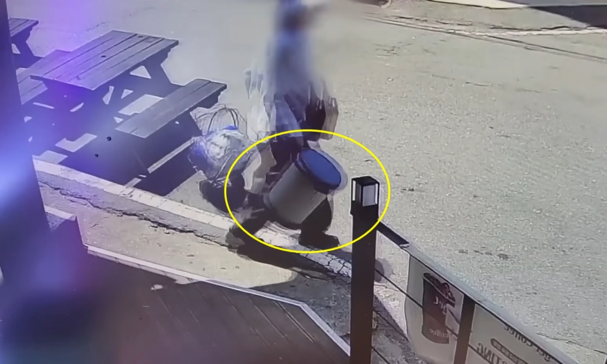 편의점 앞을 지나가던 여성이 라면 국물통을 훔쳐가는 모습이 공개됐다./사진=JTBC '사건반장'