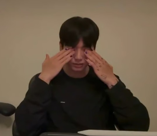 그룹 BTS(방탄소년단) 멤버 정국이 넷플릭스 애니메이션 영화 '케이팝 데몬 헌터스'를 보고 눈물을 흘렸다. /사진=위버스 라이브 방송 갈무리