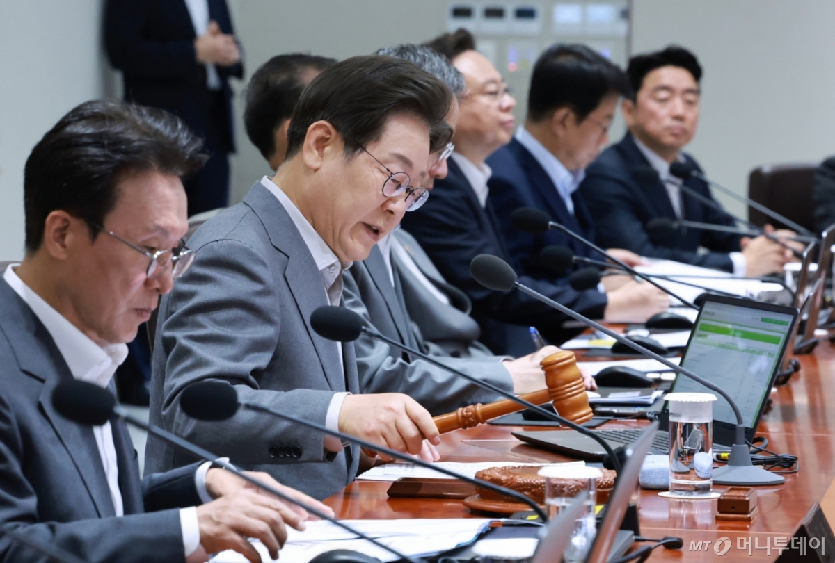 [서울=뉴시스] 최동준 기자 = 이재명 대통령이 15일 서울 용산 대통령실 청사에서 열린 국무회의에서 의사봉을 두드리며 개회 선언을 하고 있다. (대통령실통신사진기자단) 2025.07.15. photocdj@newsis.com /사진=최동준