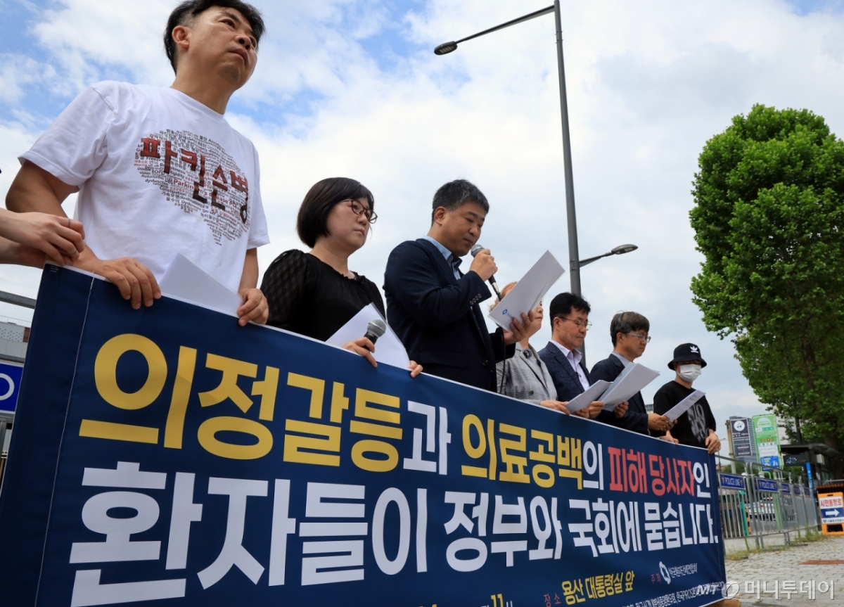 (서울=뉴스1) 김진환 기자 = 한국환자단체연합회 소속 관계자들이 14일 서울 용산 대통령실 앞에서 열린 기자회견에서 이재명 정부의 ‘환자 중심 의료개혁’ 실현과  정부와 국회에 의정갈등으로 인한 의료공백 재발 방지를 촉구하고 있다. 2025.7.14/뉴스1  Copyright © 뉴스1. All rights reserved. 무단 전재 및 재배포,  AI학습 이용 금지. /사진=(서울=뉴스1) 김진환 기자