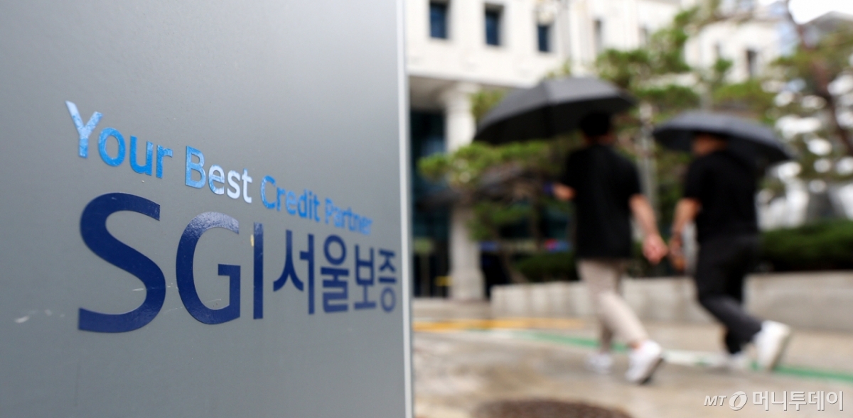 (서울=뉴스1) 박지혜 기자 = 해커가 컴퓨터를 해킹한 뒤 돈을 요구하는 '랜섬웨어' 공격을 당한 SGI서울보증 정상화에 시간이 걸릴 전망이다. SGI서울보증은 현재 감염되지 않은 일부 데이터를 이용해, 최근 거래를 복구 중이다.  이번 사태로 차질이 발생한 전세대출 등 은행권 대출 업무는 전날과 같이 '선 대출 실행, 후 보증' 형태로 진행된다. 금융감독원은 "소비자 피해를 최소화할 수 있도록 최선을 다하겠다"고 밝혔다.  사진은 15일 서울 종로구 SGI서울보증 본사 모습. 2025.7.15/뉴스1  Copyright © 뉴스1. All rights reserved. 무단 전재 및 재배포,  AI학습 이용 금지. /사진=(서울=뉴스1) 박지혜 기자