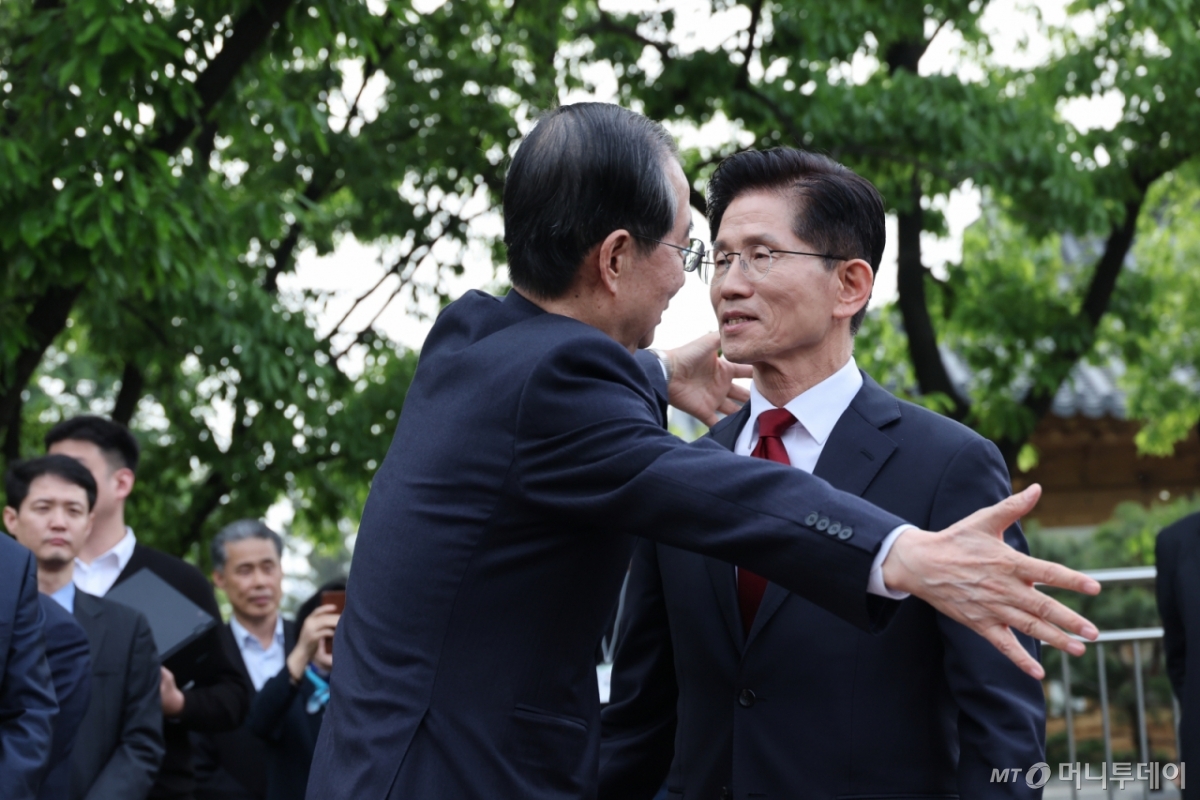 (서울=뉴스1) 안은나 기자 = 김문수 국민의힘 대통령 후보와 한덕수 무소속 대선 예비후보가 8일 오후 서울 여의도 국회 강변서재에서 '후보 단일화' 회동을 마친 뒤 포옹하고 있다. 2025.5.8/뉴스1  Copyright © 뉴스1. All rights reserved. 무단 전재 및 재배포,  AI학습 이용 금지. /사진=(서울=뉴스1) 안은나 기자