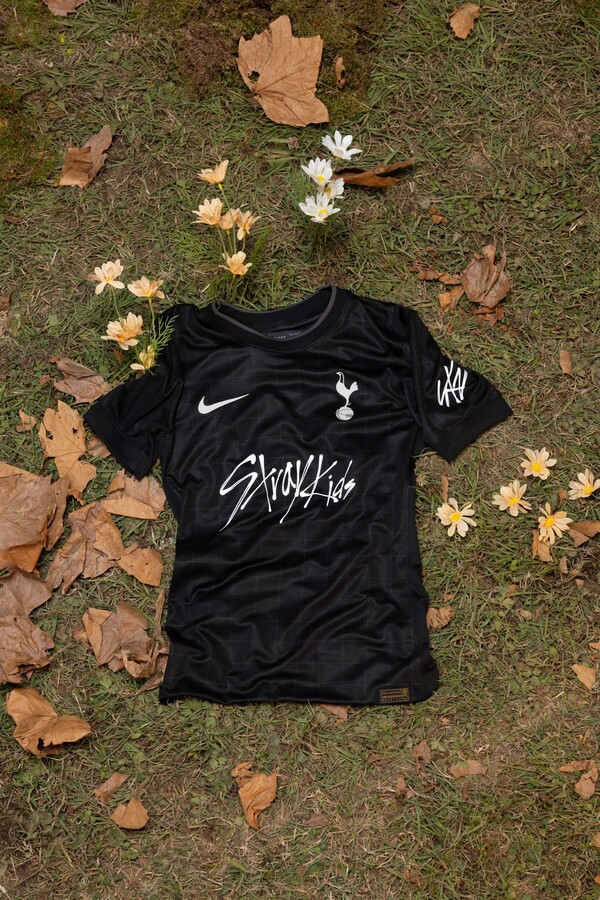 스트레이 키즈와 토트넘 핫스퍼가 컬래버레이션 한 유니폼 / 사진=Louis Bever