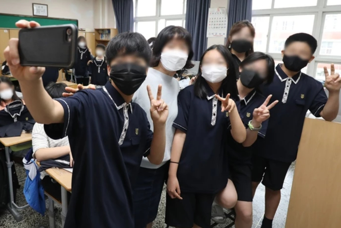 전북평화와인권연대 등 9개 단체는 최근 성명을 내고 이번 초·중등교육법 개정안에 대해 반대의 목소리를 냈다. 이들 단체는 "학생들은 범위와 절차에 따라 만든 약속과 규칙을 통해 스마트폰 사용을 제한할 수 있고 스스로 자제하며 수업에 참여하는 과정 역시 민주주의 교육"이라고 지적했다./사진=뉴스1