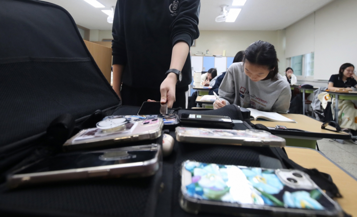 세대별로도 엇갈린 반응이 나왔다. 과거 권위주의적 학교 문화를 경험한 20대와 중장년층은 대체로 개정안 취지에 동의했다.    이들은 SNS(소셜미디어)와 포털사이트 댓글창에 "휴대전화 사용을 금지하지 않는 게 더 신기하다", "휴대전화가 있으면 누가 공부하겠나", "아예 19세 미만 스마트폰 개통을 금지했으면 좋겠다. 미성년자에게 유해한 정보가 온라인에 너무 많이 유통되고 있다" 등 글을 남겼다. /사진=뉴시스