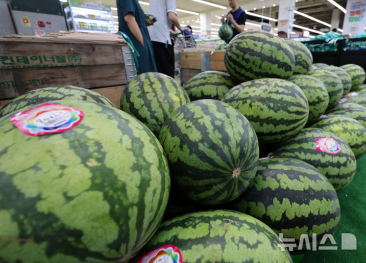 서울 서초구 한 마트 내에서 판매되고 있는 수박. /사진=뉴시스