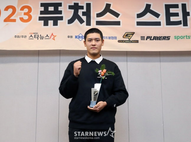 경기상고 시절 한지윤(한화)이 2024 퓨처스 스타대상 야구 부문 스타상을 수상하고 포즈를 취했다. /사진=김창현 기자