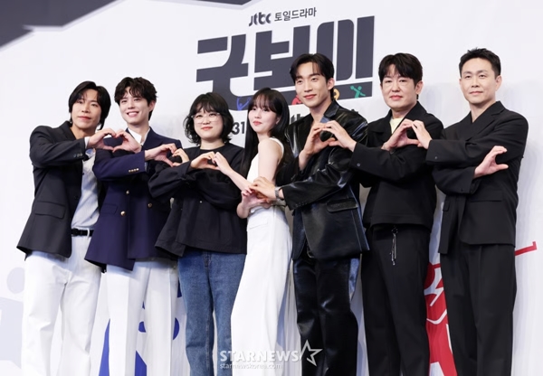 JTBC 토일드라마 '굿보이'의 태원석(사진 맨 왼쪽부터 오른쪽으로), 박보검, 심나연 PD, 김소현, 이상이, 허성태, 오정세./사진=스타뉴스 DB