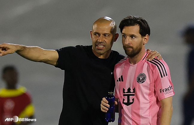 마스체라노 마이애미 감독(왼쪽)과 메시. /AFPBBNews=뉴스1