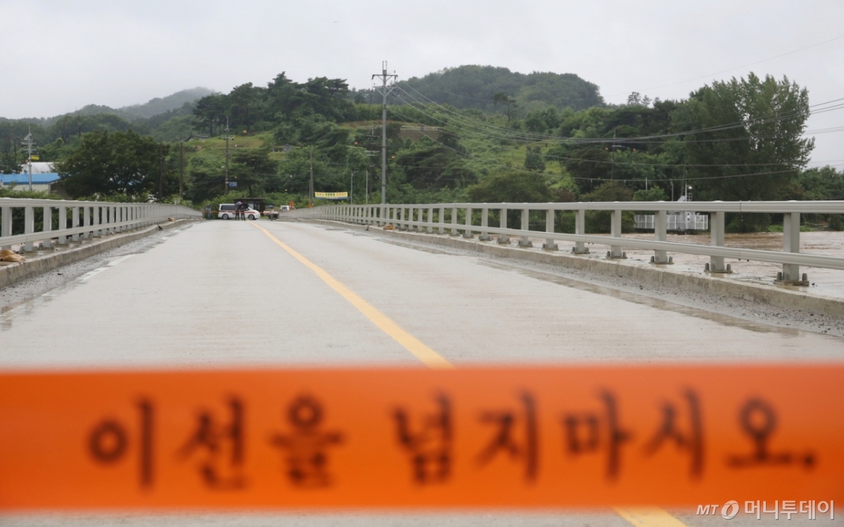 [청주=뉴시스] 서주영 기자 = 집중 호우가 내려진 17일 미호강 수위가 올라가면서 충북 청주시 환희교 지점에 홍수경보가 발효돼 출입이 통제되고 있다. 2025.07.17. juyeong@newsis.com /사진=서주영