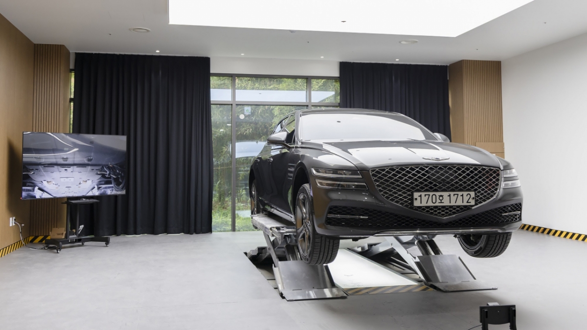 라이브 방송을 통해 중고차에 대한 더 많은 정보를 보여주는 '옥션 스튜디오'. /사진제공=SK렌터카