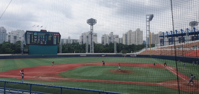 지난 7월 5일 목동야구장에서 열린 북일고와 인천고의 청룡기 대회 풍경. 이날 목동야구장에는 인천고-북일고, 대구상원고-전주고, 부산고-세원고의 경기가 열려, KBO 10개 구단 스카우트와 최소 8개 이상의 메이저리그 스카우트들이 다녀갔다. /사진=김동윤 기자