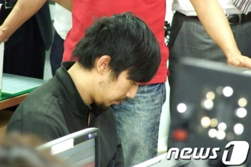 울산에서 두 자매를 무참히 찔러 살해한 김홍일이 2012년 9월 13일 부산에서 검거된 뒤 울산 중부경찰서로 압송돼 조사를 받고 있다. /사진=뉴스1