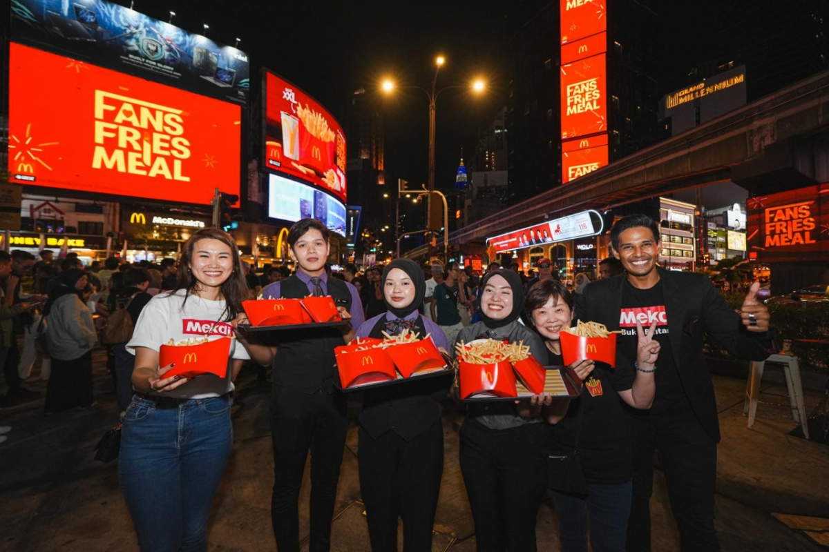 맥도날드 말레이시아에서 출시된 한정판 '더블엑스라지 감자튀김'을 소개하는 모습./사진=맥도날드 말레이시아