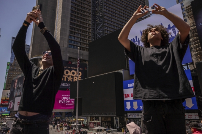 2024년 7월19일(현지 시간) 미국 뉴욕 타임스퀘어 광장에서 시민들이 통신 중단 문제로 꺼진 대형 전광판을 휴대전화로 찍고 있다. /AP=뉴시스