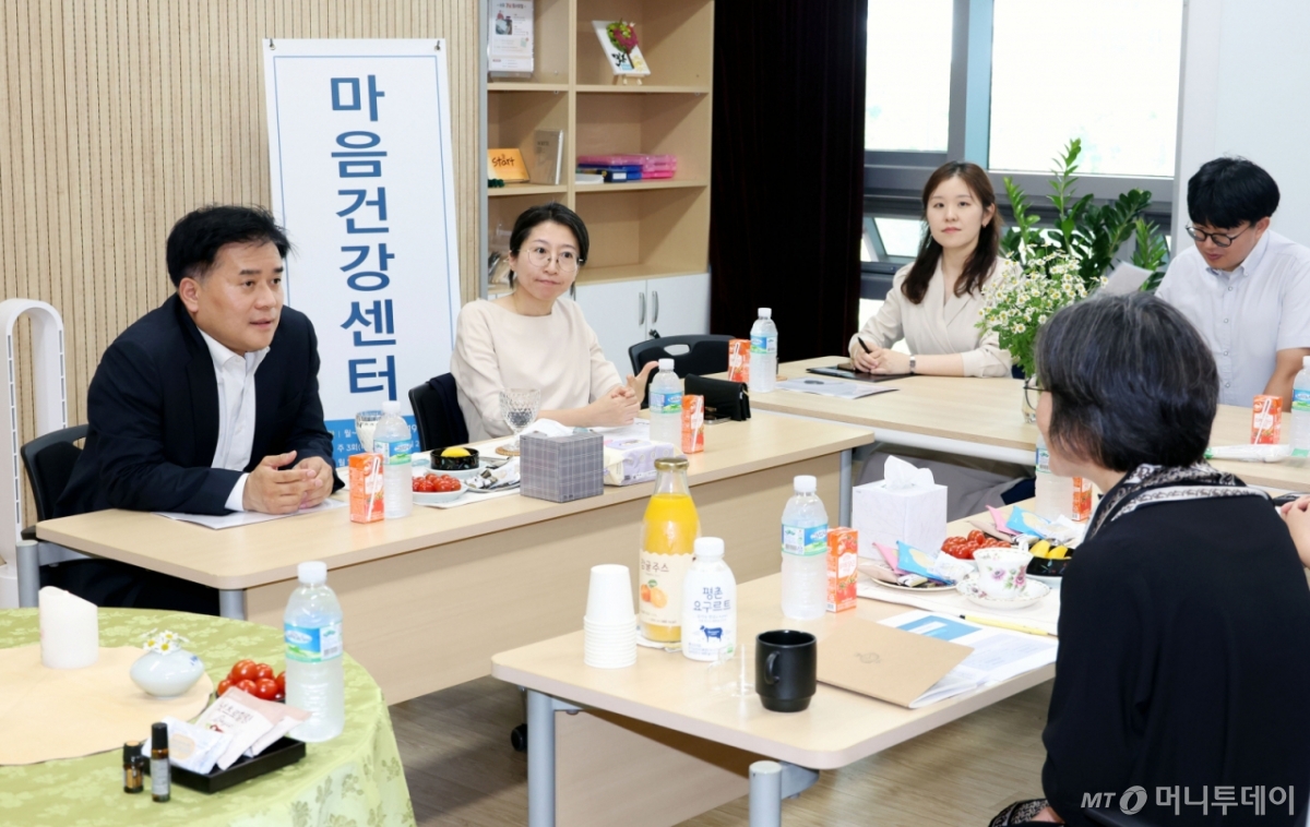 [서울=뉴시스] 김금보 기자 = 박용수 인사혁신처 차장이 20일 경남 창원시 마산합포구 정부경남지방합동청사 내 공무원 마음건강센터를 방문해 상담사들과 대화를 나누고 있다. (사진=인사혁신처 제공) 2025.05.20. /사진=뉴시스