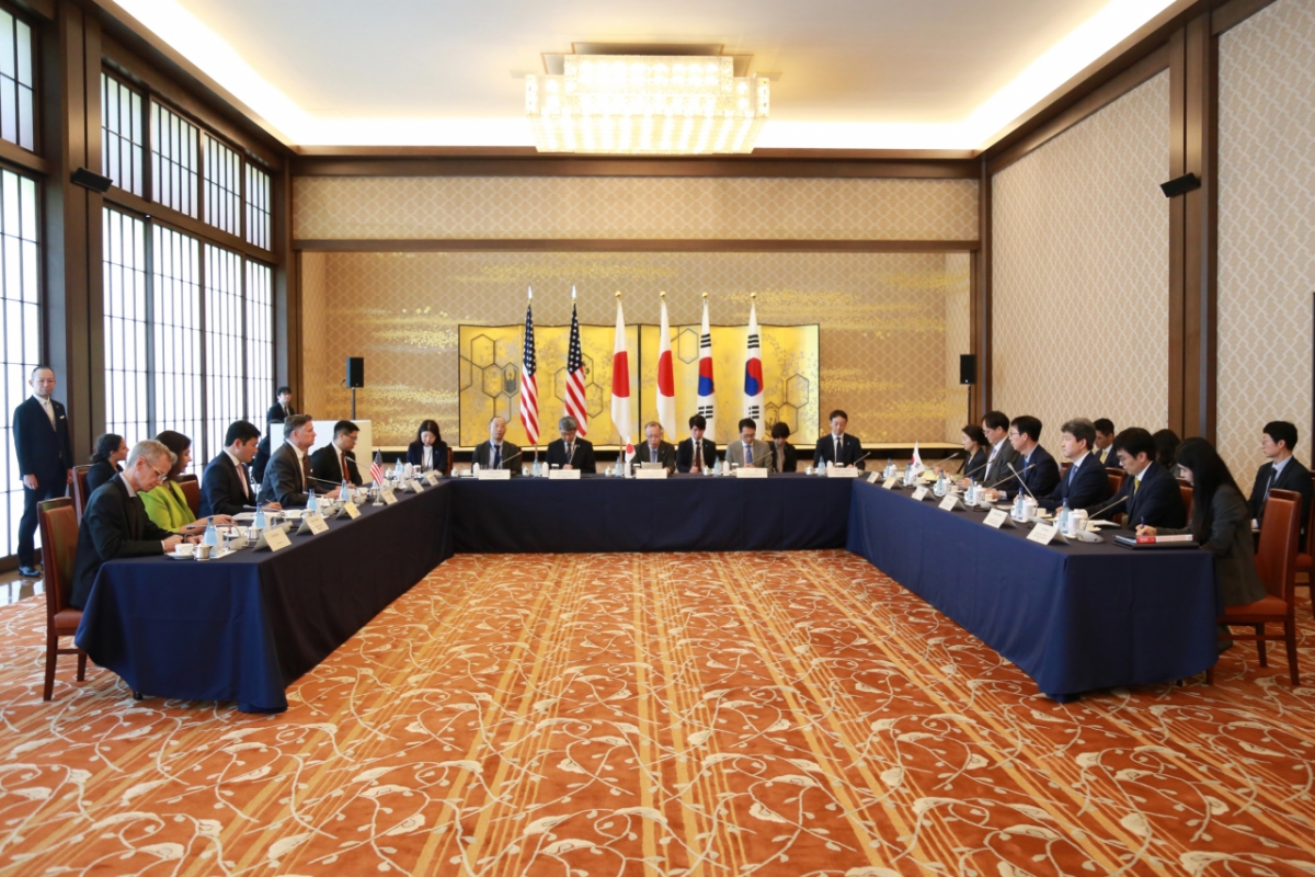 외교부는 18일 일본 도쿄에서 박윤주 외교부 1차관과 크리스토퍼 랜도 미국 국무부 부장관, 후나코시 다케히로 일본 외무성 사무차관이 외교차관 협의회를 열고 한반도 문제와 경제·지역·글로벌 협력, 3국 협력 강화 방안 등을 논의했다고 밝혔다. / 사진=외교부