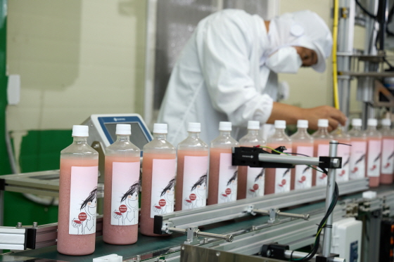 진양우 대표가 성수주조장의 시그니처인 딸기막걸리를 검수하고 있다 /사진제공=성수주조장 