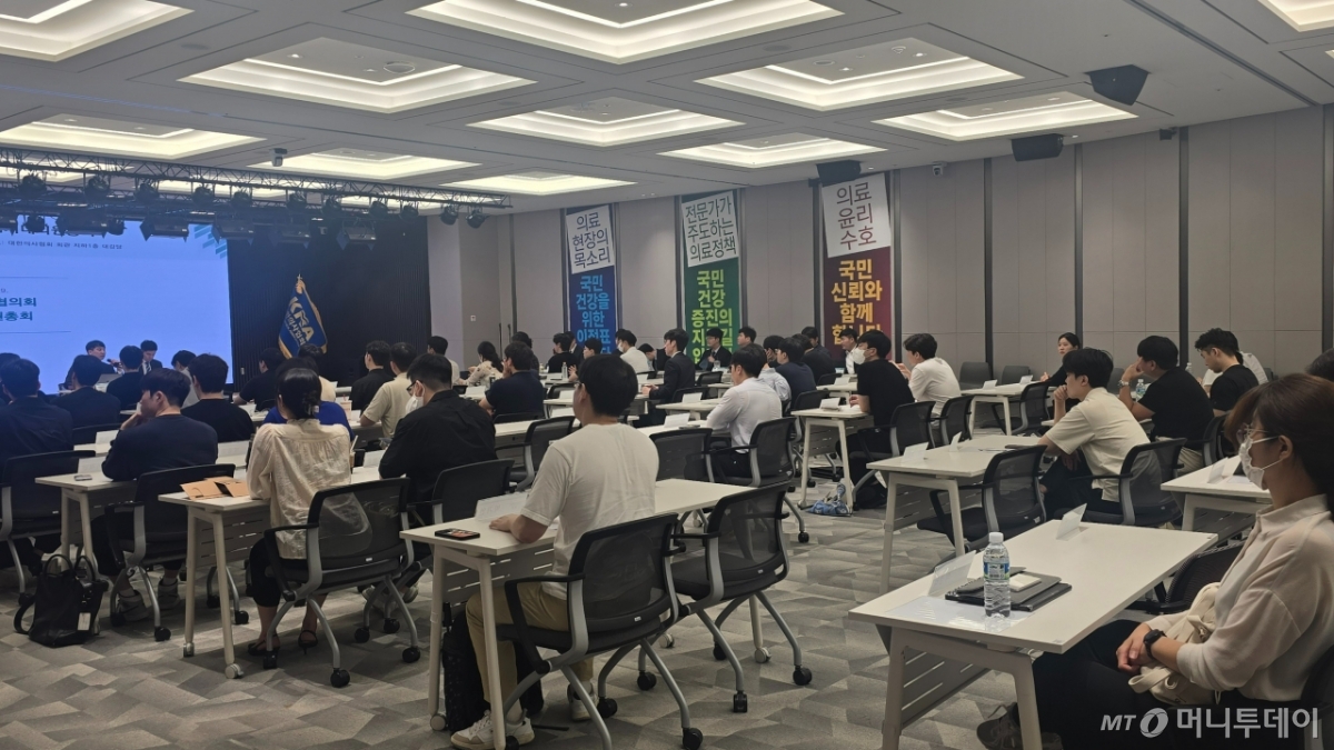 19일 대한전공의협의회(대전협) 임시대의원총회에 참석한 수련병원 전공의 대표들. /사진=홍효진 기자