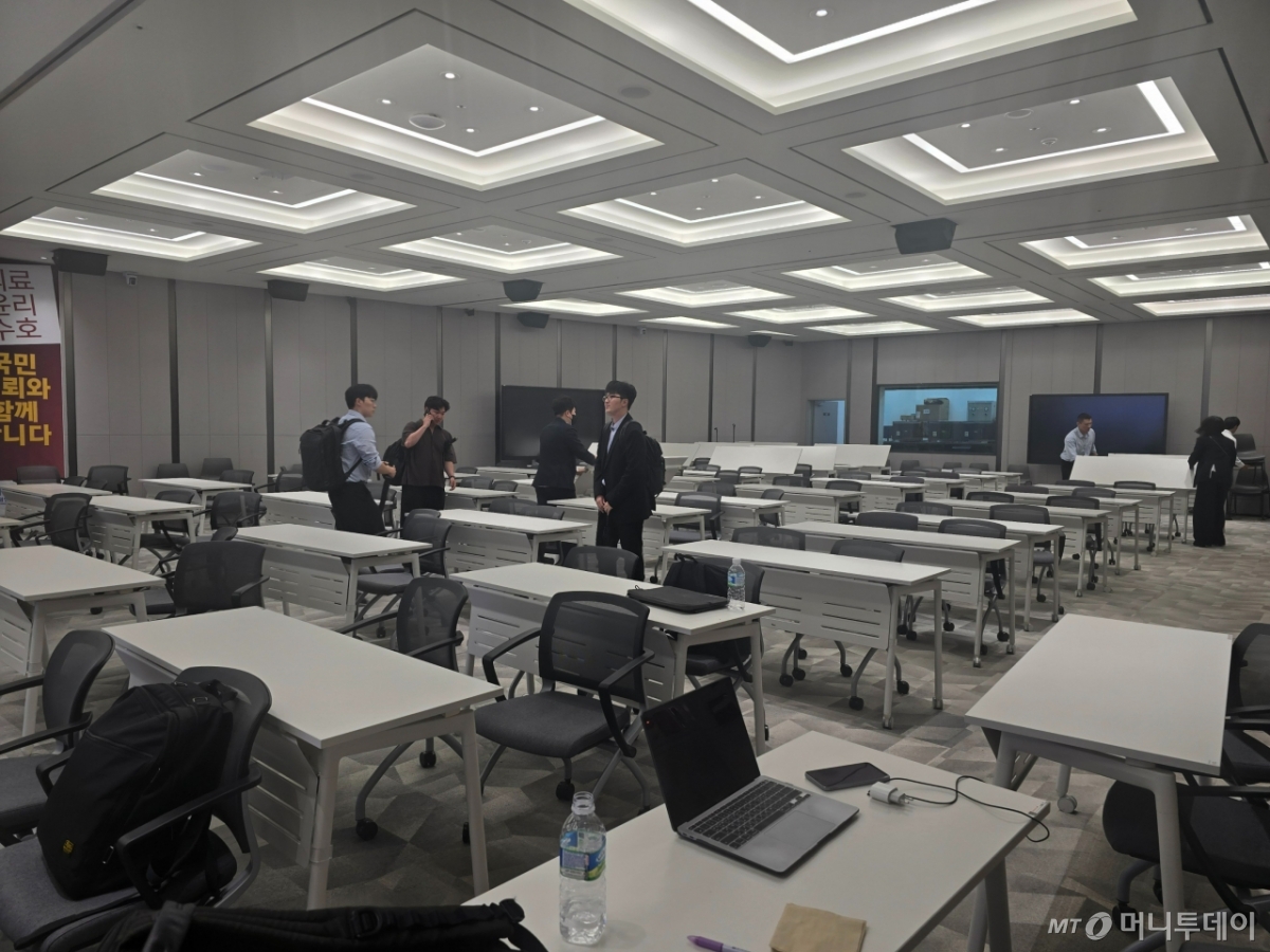 19일 대한전공의협의회(대전협) 임시대의원총회에 참석한 각 수련병원 대표들이 총회 직후 현장을 떠나고 있다. /사진=홍효진 기자