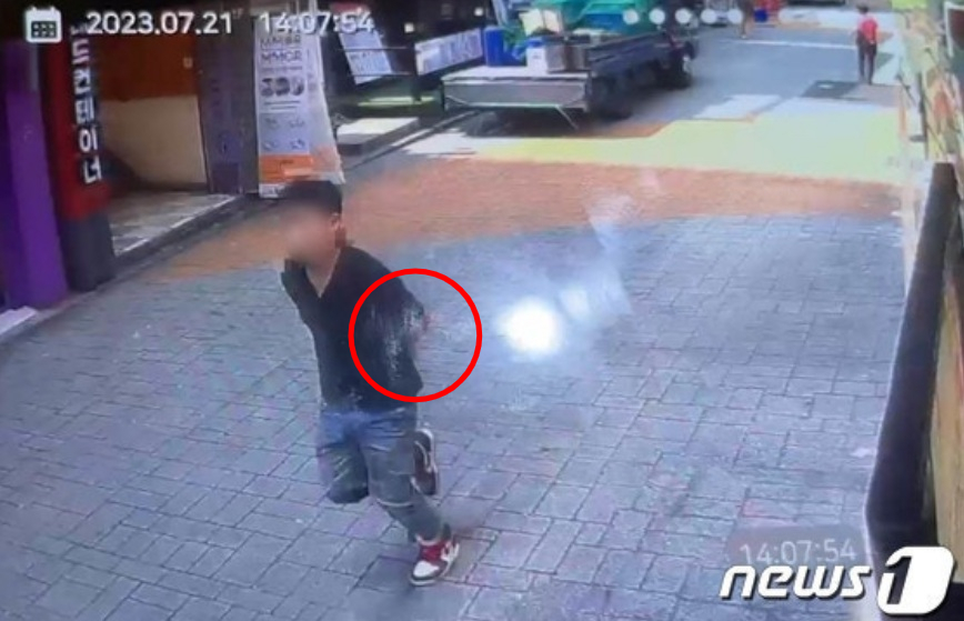 신림역 골목 CCTV 영상에 녹화된 조선의 흉기 난동 범행 당시 모습. 조선은 흉기를 뒤에 숨긴 뒤 피해자에게 다가가 갑자기 공격했다. /사진=뉴스1(독자 제공) 