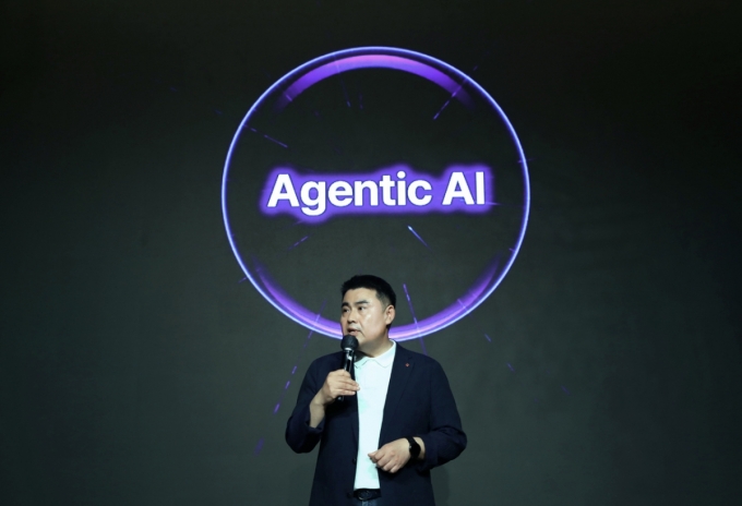 18일 서울 잠실 롯데호텔 월드에서 열린 '롯데 AI 쇼케이스 2025'에서 김경엽 롯데이노베이트 대표이사가 키노트를 진행했다./사진제공=롯데이노베이트