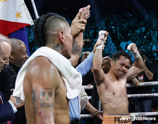 파퀴아오(오른쪽)가 무승부 판정에 아쉬운 반응을 보이고 있다. /AFPBBNews=뉴스1