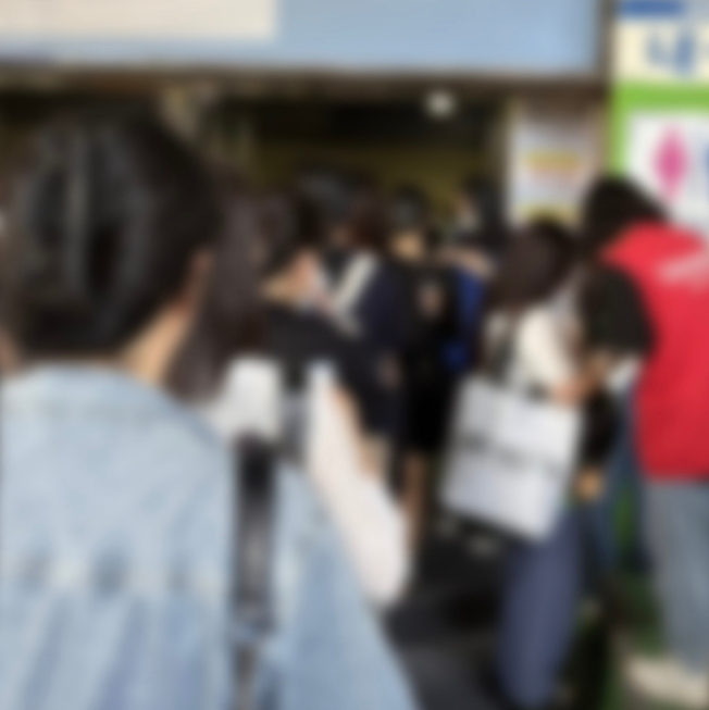 데이식스 팬미팅에서 팬들에게 과도한 본인확인을 요구해 논란이 되고 있다. /사진=X 갈무리