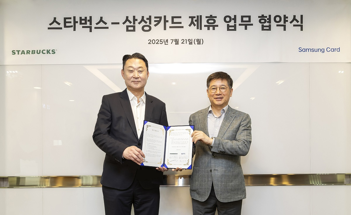 삼성카드는 지난 21일 스타벅스와 서울시 중구에 위치한 삼성카드 본사에서 상호 협력을 위한 업무협약을 체결했다고 22일 밝혔다. 삼성카드와 스타벅스와 이번 협약을 계기로 제휴카드를 출시하고, 공동 마케팅 등을 협업할 예정이다. 김이태 삼성카드 사장(오른쪽)과 손정현 스타벅스 코리아 대표가 기념사진을 촬영하고 있다. /사진제공=삼성카드.