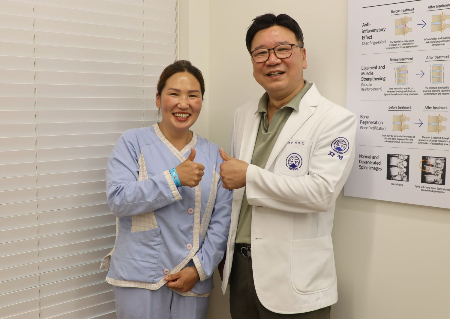 나랑체첵(사진 왼쪽)가 건강한 모습으로 이상운 원장과 기념촬영하고 있다./사진=자생한방병원