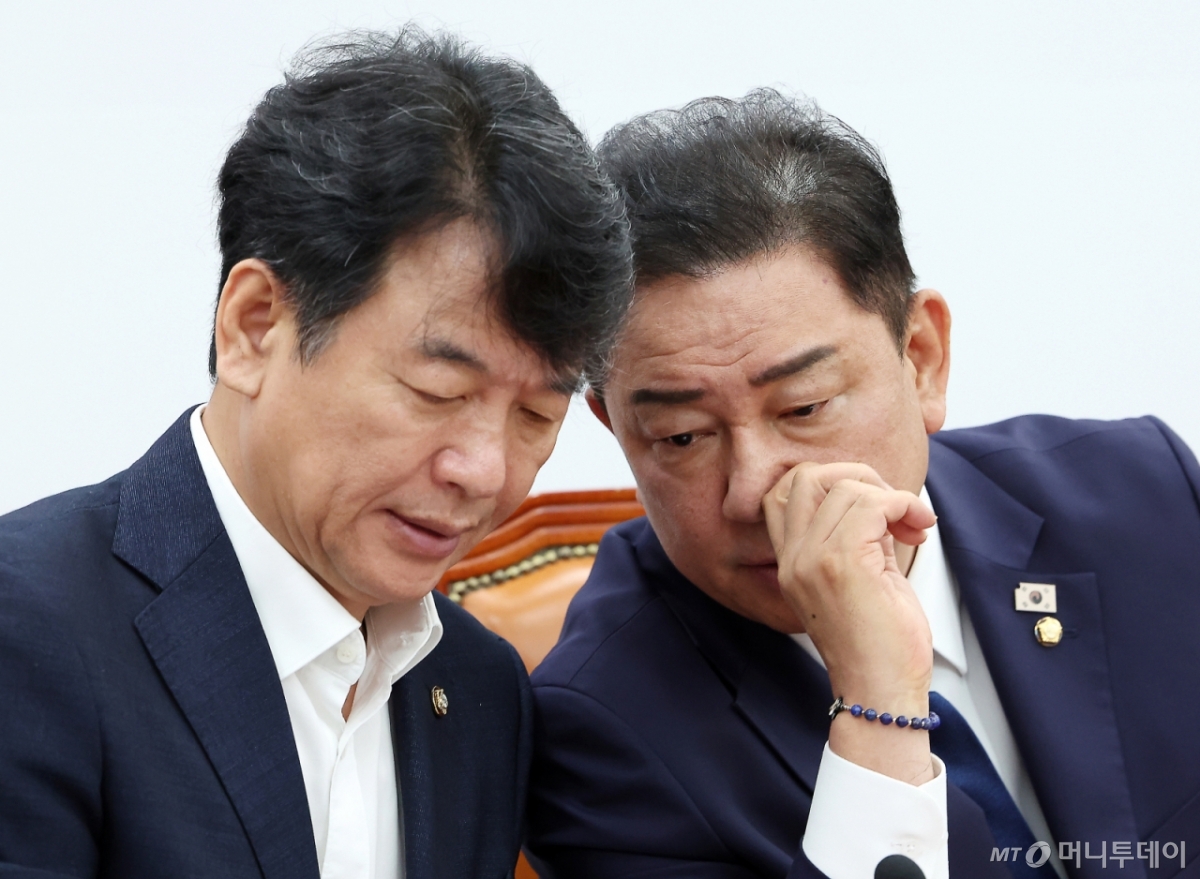 [서울=뉴시스] 김명년 기자 = 김병기 더불어민주당 대표 직무대행 겸 원내대표가 22일 오전 서울 여의도 국회에서 열린 원내대책회의서 문진석 원내운영수석부대표와 대화하고 있다. 2025.07.22. kmn@newsis.com /사진=김명년
