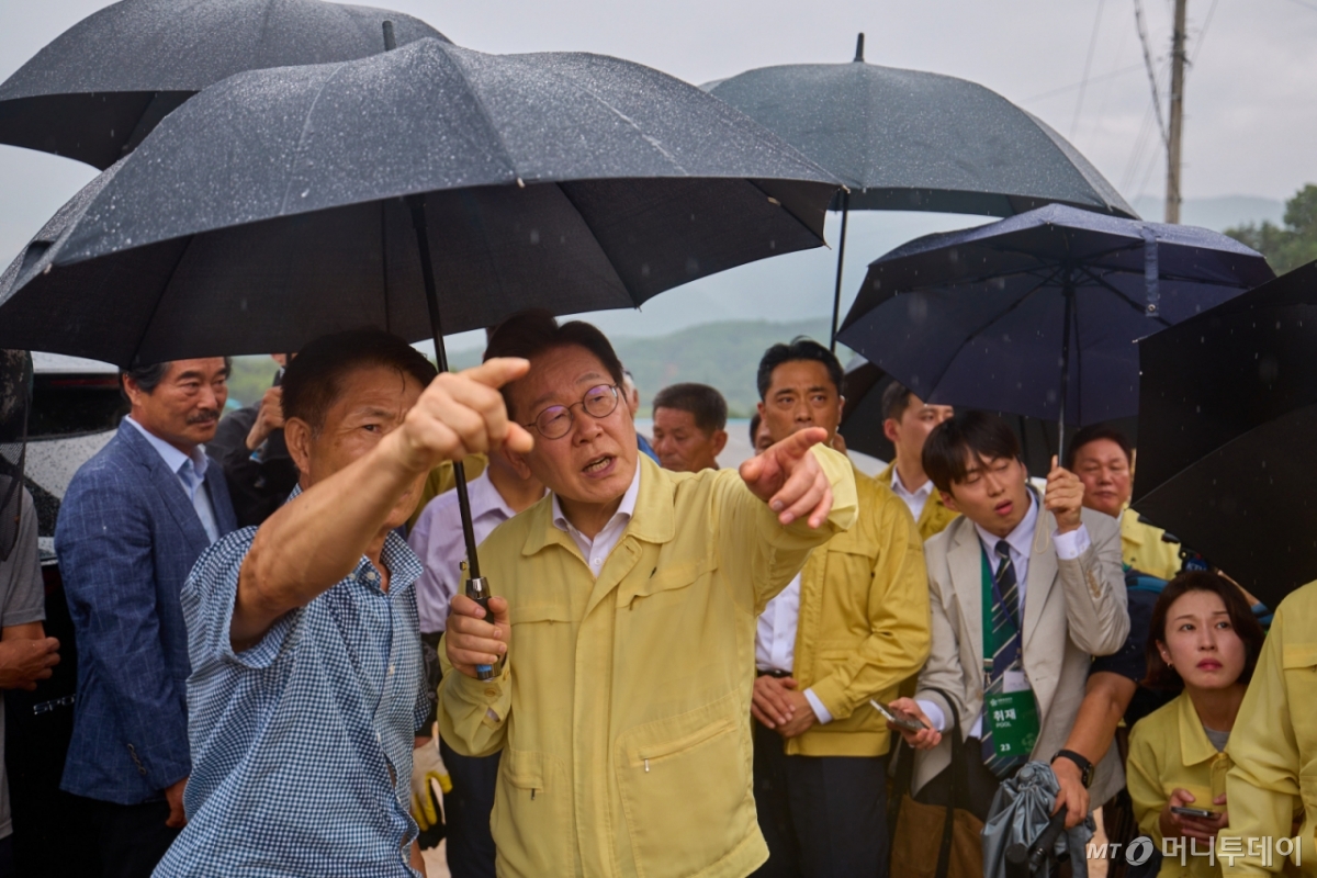 (서울=뉴스1) 이재명 기자 = 이재명 대통령이 지난 21일 기록적인 폭우가 쏟아진 경남 산청군 산청읍 부리마을에서 피해 상황을 점검하고 있다. (이재명 대통령 SNS. 재판매 및 DB 금지) 2025.7.22/뉴스1  Copyright © 뉴스1. All rights reserved. 무단 전재 및 재배포,  AI학습 이용 금지. /사진=(서울=뉴스1) 이재명 기자