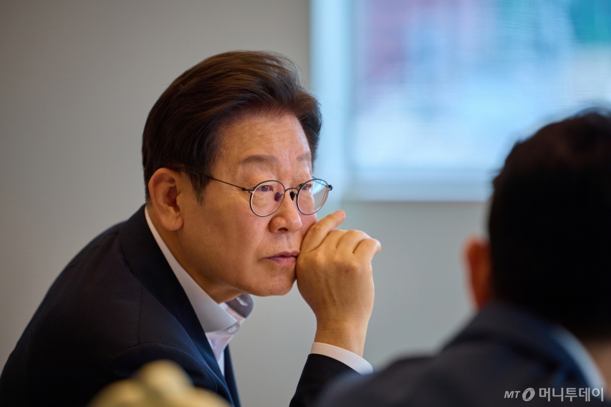 (서울=뉴스1) 이재명 기자 = 이재명 대통령이 지난 21일 서울 용산 대통령실 청사에서 열린 오찬 주례보고회동에서 참모진과 대화하고 있다.?(이재명 대통령 SNS. 재판매 및 DB 금지) 2025.7.22/뉴스1  Copyright © 뉴스1. All rights reserved. 무단 전재 및 재배포,  AI학습 이용 금지. /사진=(서울=뉴스1) 이재명 기자