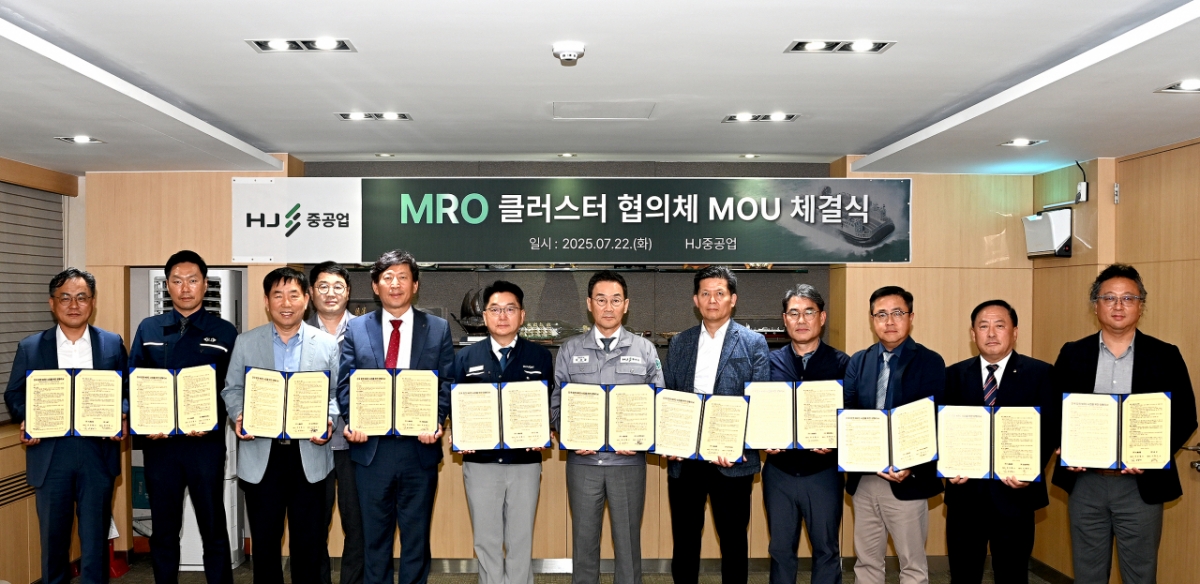 유상철 HJ중공업 대표(왼쪽에서 7번째)가 부산과 경남 조선·기자재업체와 협약을 하고 있다./사진제공=HJ중공업