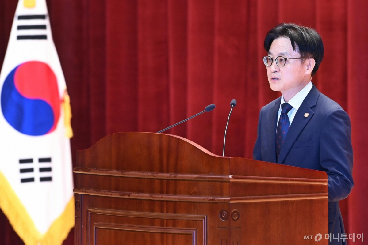 김정관 산업통상자원부 장관이 21일 오후 정부세종청사 12동 대강당에서 이호현 2차관, 김완기 특허청장을 비롯한 주요 간부 및 산업부 직원 등이 참석한 가운데 취임식을 갖고 있다. (산업통상자원부 제공. 재판매 및 DB 금지) 2025.7.21/사진=뉴스1 Copyright © 뉴스1. All rights reserved. 무단 전재 및 재배포, AI학습 이용 금지.