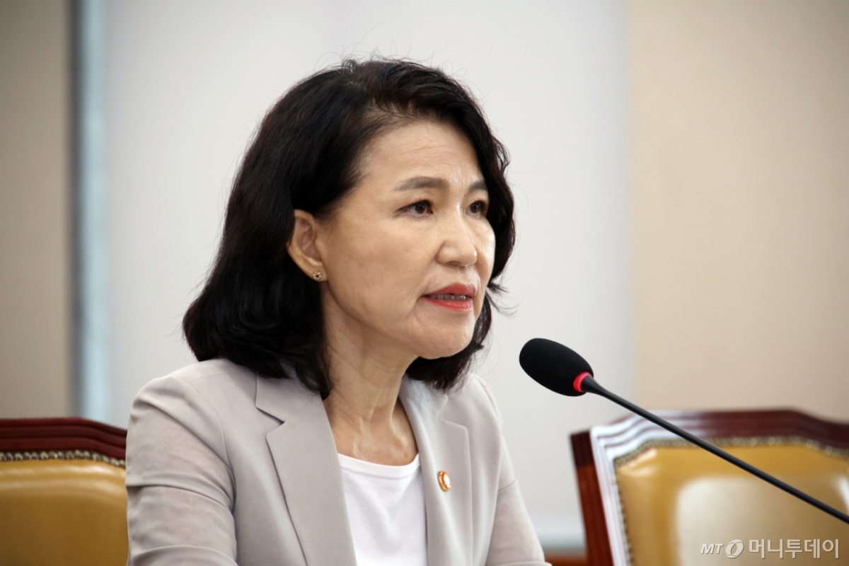 [서울=뉴시스] 김금보 기자 =  이진숙 방송통신위원회 위원장이 7일 서울 여의도 국회에서 열린 과학기술정보방송통신위원회 전체회의에서 김현 더불어민주당 의원의 질문에 답하고 있다. 2025.07.07. kgb@newsis.com /사진=김금보