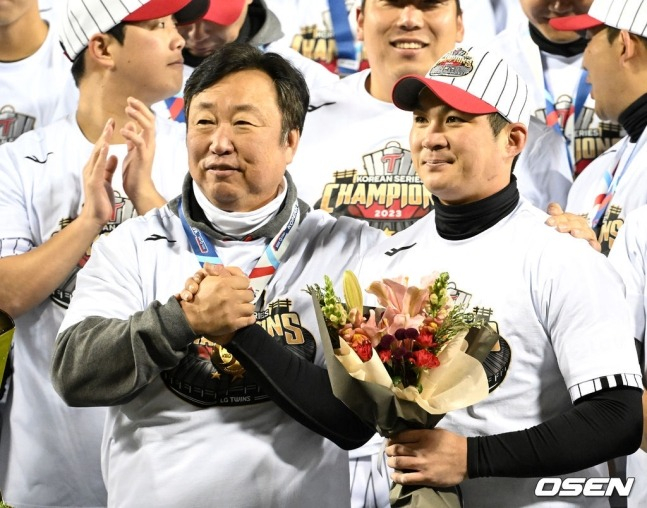 차명석(왼쪽) 단장이 2023년 우승 뒤 한국시리즈 MVP 오지환과 손을 잡고 있다. /사진=OSEN