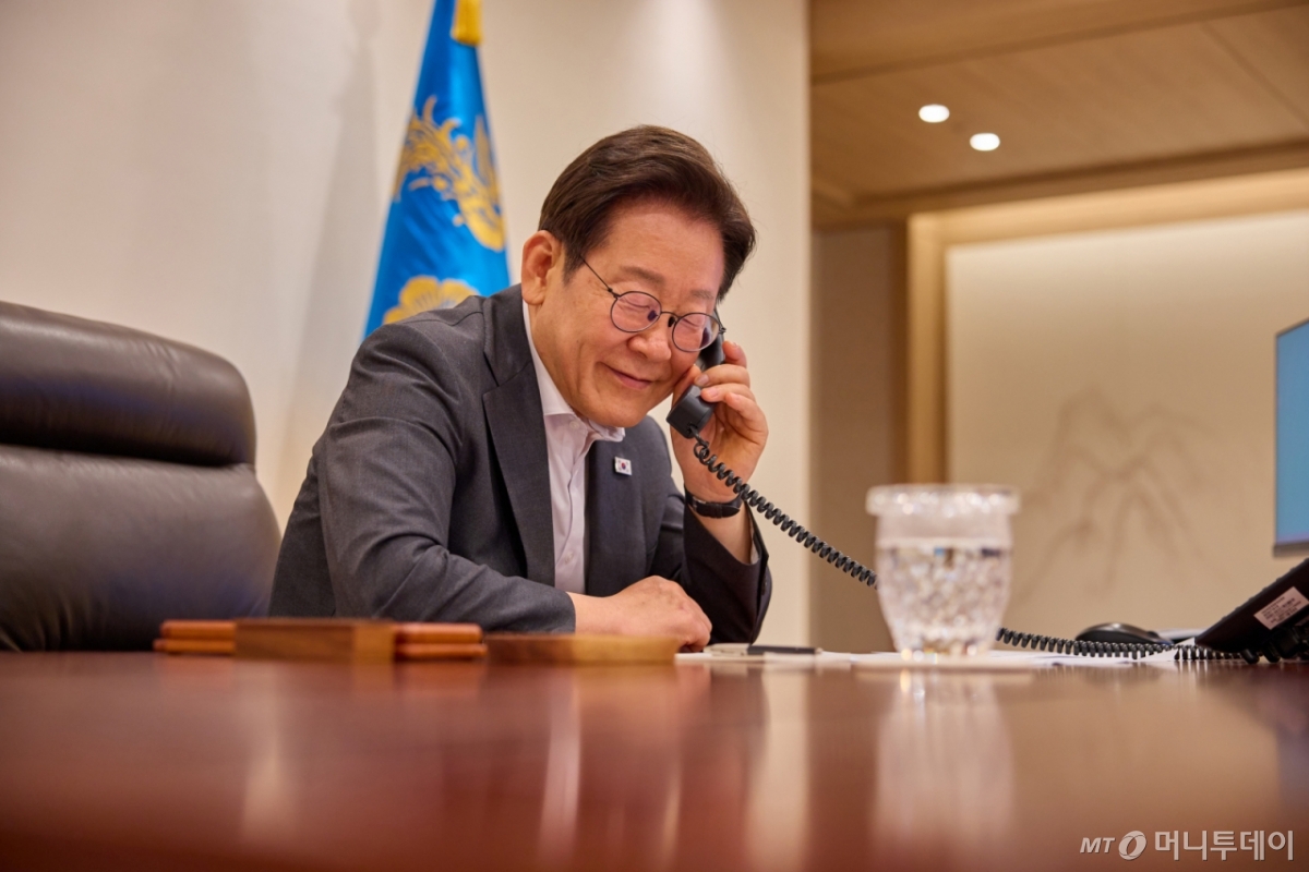 [서울=뉴시스] 최동준 기자 = 이재명 대통령이 22일 서울 용산 대통령실 청사에서 타밈 빈 하마드 알 싸니 카타르 국왕과 통화하고 있다. (사진=대통령실 제공) 2025.07.22. photo@newsis.com *재판매 및 DB 금지 /사진=