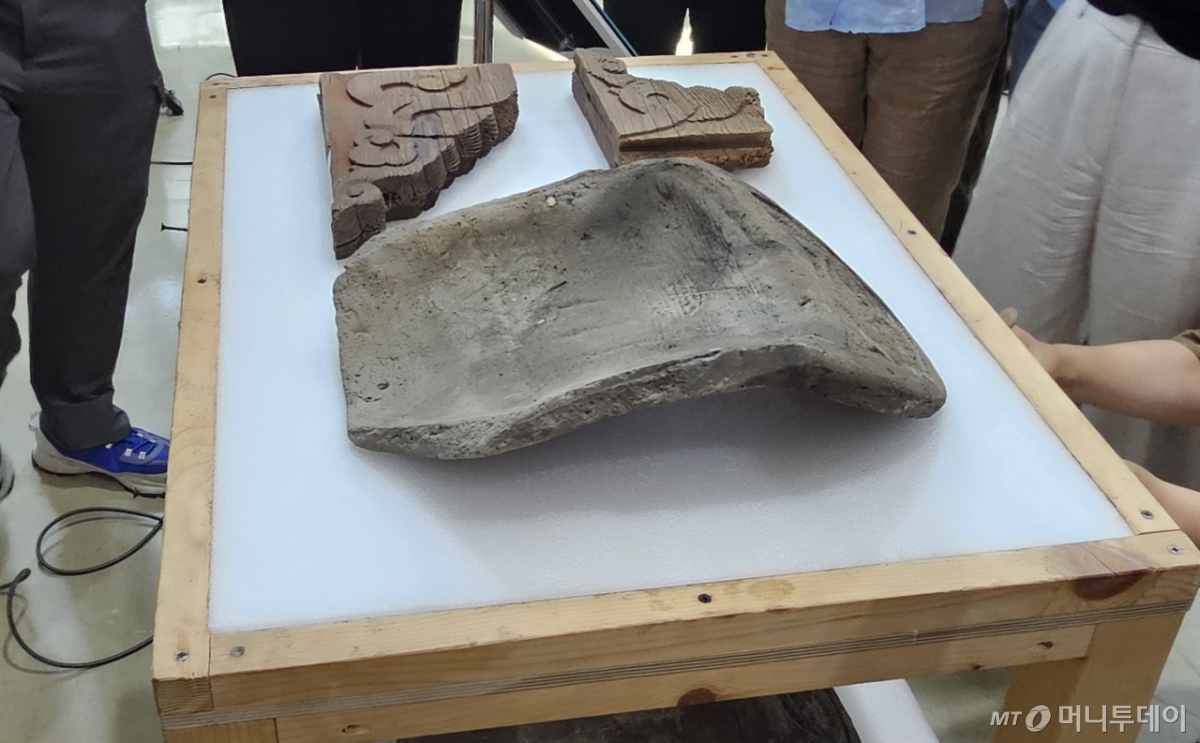 23일 경기 파주 전통건축수리기술진흥재단에서 열린 '관월당 부재 언론공개회'에서 공개된 관월당 부재. / 사진 = 오진영 기자