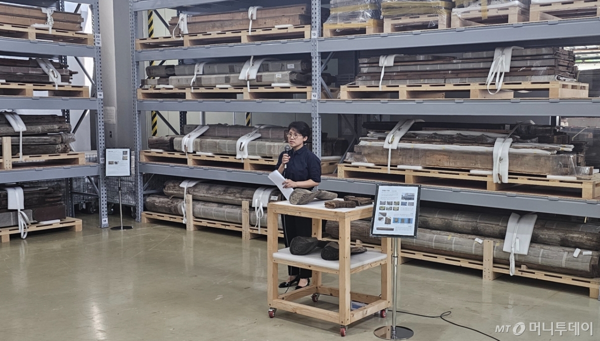 23일 경기 파주 전통건축수리기술진흥재단에서 열린 '관월당 부재 언론공개회'에서 공개된 관월당 부재. / 사진 = 오진영 기자