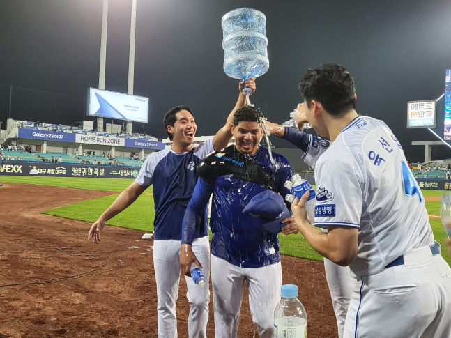 동료들로부터 축하 물 세례를 받고 있는 가라비토(가운데)가 미소를 짓고 있다. /사진=안호근 기자