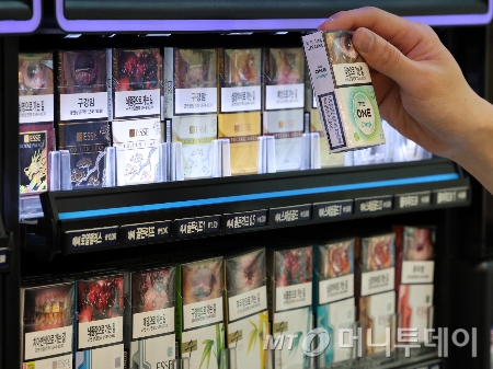  서울 시내 한 편의점에서 직원이 담배를 정리하고 있다./사진=(서울=뉴스1) 황기선 기자