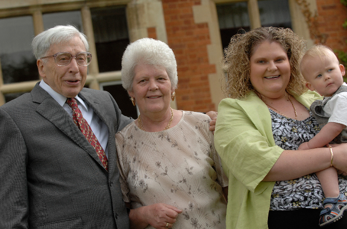 세계 최초의 시험관 아기 루이스 브라운(오른쪽에서 두 번째)이 2008년 7월 자연임신으로 낳은 아들 캐머런(오른쪽)과 어머니 레슬리 브라운(왼쪽에서 두 번째), 시험관 아기 시술의 선구자인 로버트 에드워즈 교수와 함께 루이스의 30번째 생일을 앞두고 열린 영국의 한 축하 행사에서 포즈를 취하고 있다./AFPBBNews=뉴스1