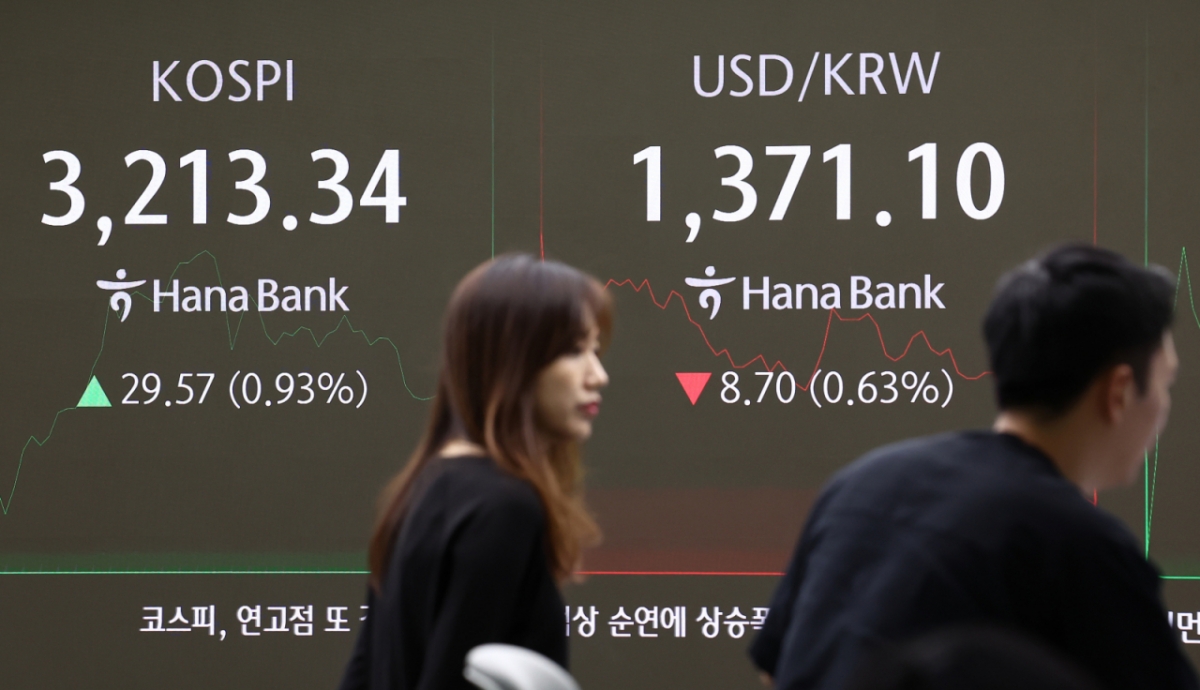 (서울=뉴스1) 김민지 기자 = 24일 오전 서울 중구 하나은행 본점 딜링룸에서 딜러들이 업무를 보고 있다.  이날 코스피는 장중 3230선을 돌파하며 연고점을 경신했지만, 오는 25일 미국 워싱턴DC에서 개최될 예정이던 한미간 2+2 통상협상이 순연됐다는 소식이 전해진 뒤 상승폭을 줄였다. 2025.7.24/뉴스1  Copyright © 뉴스1. All rights reserved. 무단 전재 및 재배포,  AI학습 이용 금지. /사진=(서울=뉴스1) 김민지 기자