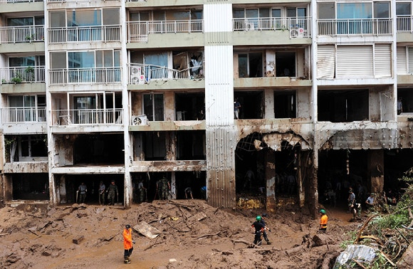  2011년 7월 29일 서울 서초구 방배동 한 아파트에서 관계자들이 산사태 피해 복구 작업을 하고 있다./사진=뉴시스