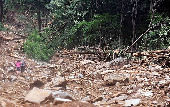 2011년 7월 29일 서울 서초구 방배동 우면산 산사태 현장을 시민들이 바라보고 있다./사진=뉴시스