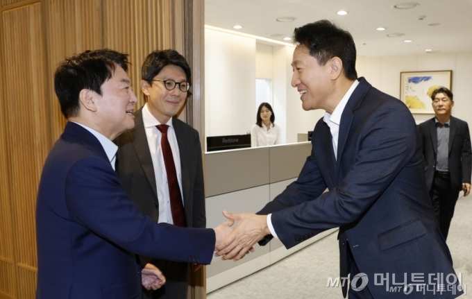 (서울=뉴스1) 장수영 기자 = 오세훈 서울시장과 안철수 국민의힘 의원이 24일 서울 중구 서울시청에서 오찬 회동을 갖기 위해 만나 인사하고 있다. (공동취재) 2025.7.24/뉴스1  Copyright © 뉴스1. All rights reserved. 무단 전재 및 재배포,  AI학습 이용 금지. /사진=(서울=뉴스1) 장수영 기자